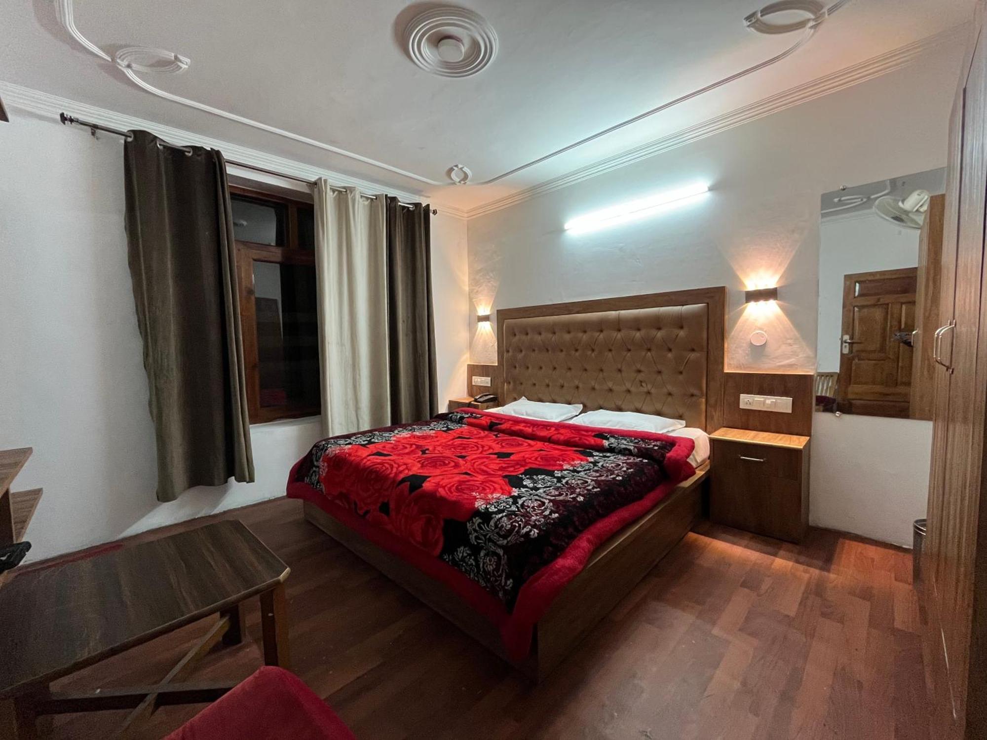 Hotel Premier Mall Road Manali 외부 사진
