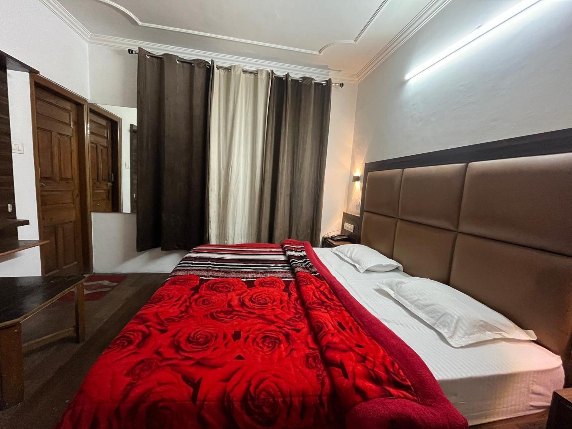 Hotel Premier Mall Road Manali 외부 사진