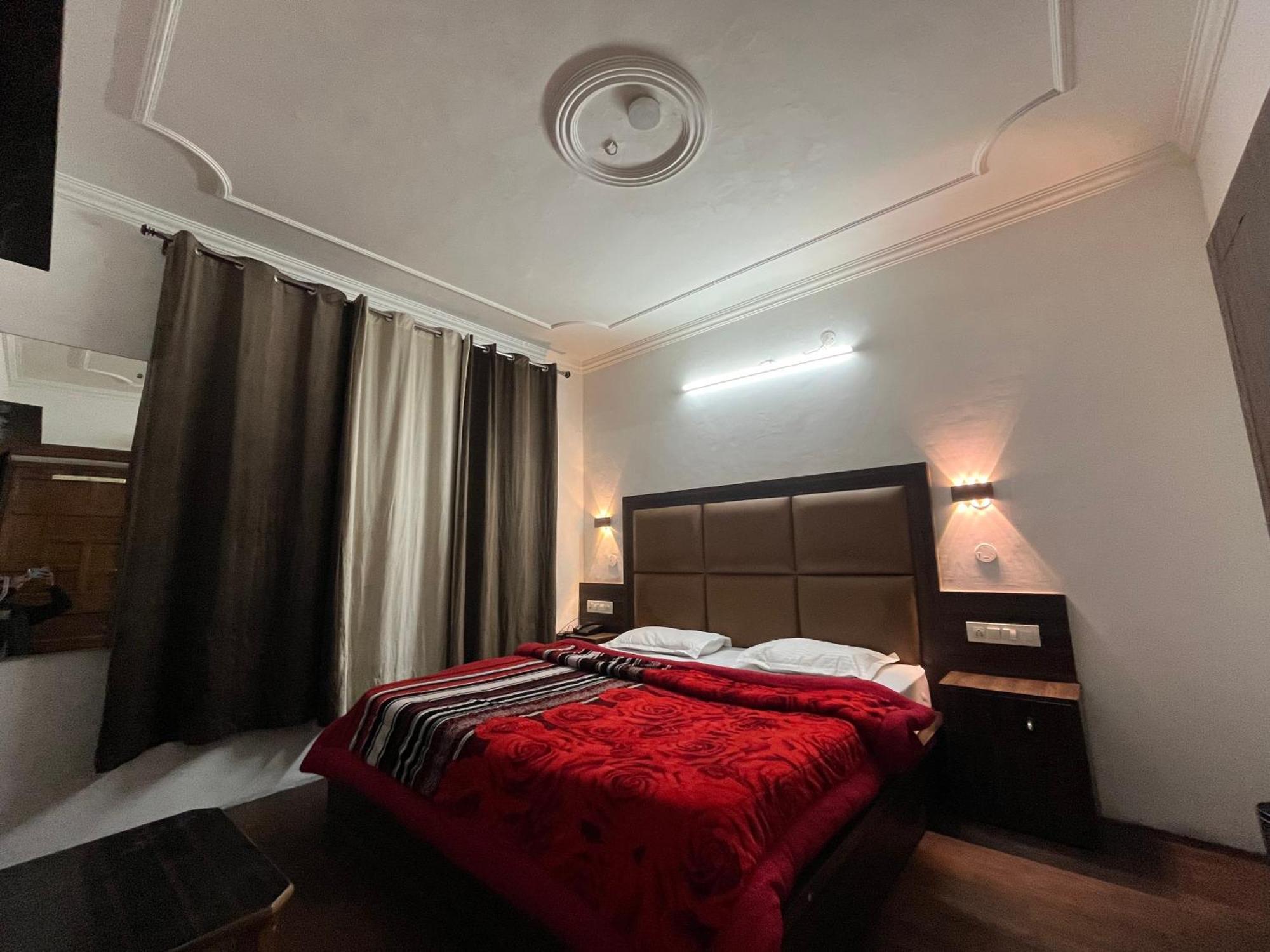 Hotel Premier Mall Road Manali 외부 사진